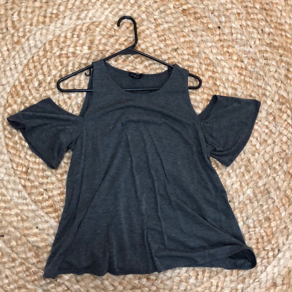 Open shoulder top. Dark grey.
